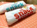 Dwa wrapy McDonald's na tacce. Jeden z napisem "spicy snack", drugi "ranch snack". Ciekawe, ile kcal ma wrap z mąki?