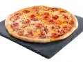 Ile cm ma pizza XXL w Domino's? Sprawdź jej ogromny rozmiar!