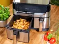 Frytki z frytkownicy beztłuszczowej Tefal, idealne do rankingu air fryer. Obok bazylia i pomidory.