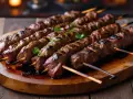 Soczyste, grillowane szaszłyki z mięsa, przypominające smakowity döner, ułożone na drewnianej desce, ozdobione natką pietruszki.