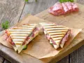 Dwa pyszne, grillowane panini z salami i serem, idealne na szybki lunch. Co to panini? To właśnie takie cuda!
