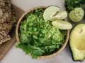 Pyszne guacamole co to? Kremowy dip z awokado, groszkiem, kolendrą i limonką, podany z chrupkimi krakersami.