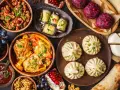 Bogactwo smaków Gruzji: khinkali, fasola, bakłażany, ser i mięso w sosie. Pyszne dania gruzińskie na stole.