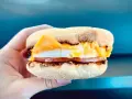 Mcmuffin farmerski z jajkiem, serem i szynką. Idealny na szybkie śniadanie, choć warto sprawdzić jego kcal.