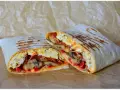 Pyszny wrap jajeczny z boczkiem, pieczarkami i papryką, idealny na śniadanie.