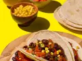 Fajitas co to? Pyszne tortille z fasolą, kukurydzą i papryką, gotowe do jedzenia.