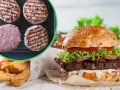 Pyszne hamburgery z Biedronki, soczyste mięso na grillu i chrupiące frytki. Idealny posiłek na szybki obiad.
