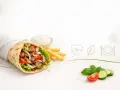 Pyszny kebab z mięsem, warzywami i sosem. Zobacz, co jest w kebabie: soczyste mięso, świeża sałata, pomidor, cebula i frytki.