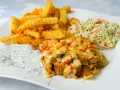 Pyszna shoarma drobiowa z serem, chrupiącymi frytkami, surówką i sosem.