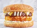 Pyszny burger z serem cheddar, chrupiącym kotletem i białym serem. Idealny, jaki ser do drwala!