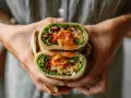Pyszny wrap z durum tortilli, wypełniony ryżem, fasolą, warzywami i sosem.