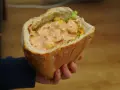 Pyszny kebab na grubym, wypełniony soczystym mięsem i kremowym sosem, czeka na Ciebie.