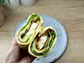 Pyszny wrap wege z serem halloumi, sałatą, ogórkiem kiszonym i oliwkami. Idealny na szybki lunch.