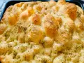 Chrupiąca pizza focaccia z ziołami, świeżo wyjęta z pieca. Idealna na przekąskę.