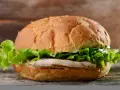 Pyszny chicken burger z chrupiącą sałatą. Idealny na szybki posiłek, z umiarem można cieszyć się jego smakiem i zawartością kcal.