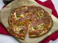 Pyszna pizza z salami, jalapeno i pieczarkami, idealna na wieczór filmowy. Ta **spinata** wygląda apetycznie!