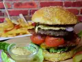 Jaką sałatę do burgera wybrać, aby nie zwiędła pod wpływem ciepła?