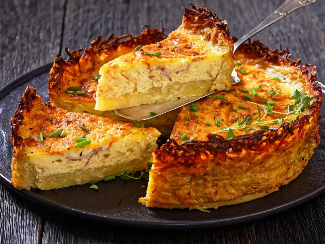 Quiche to pyszne danie z jajek, śmietany i dodatków, zapiekane w kruchym cieście. Ten wygląda apetycznie!