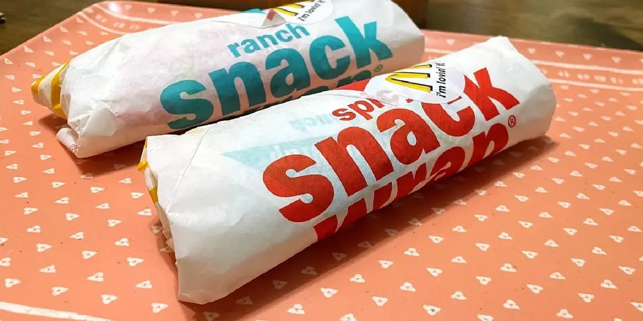 Dwa wrapy McDonald's na tacce. Jeden z napisem "spicy snack", drugi "ranch snack". Ciekawe, ile kcal ma wrap z mąki?
