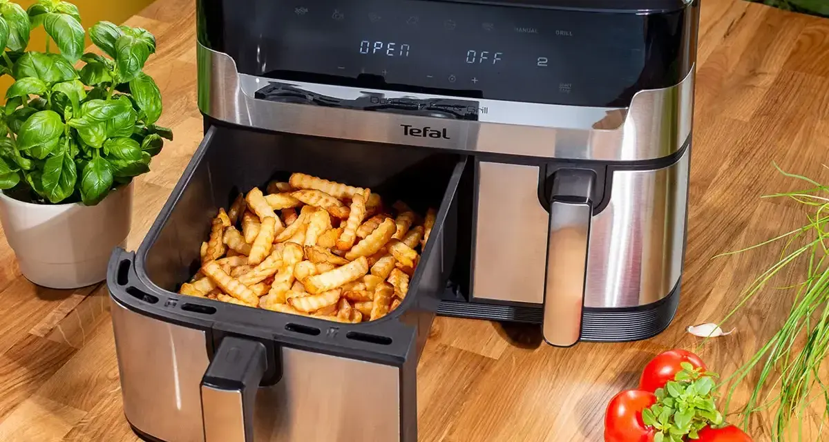 Frytki z frytkownicy beztłuszczowej Tefal, idealne do rankingu air fryer. Obok bazylia i pomidory.