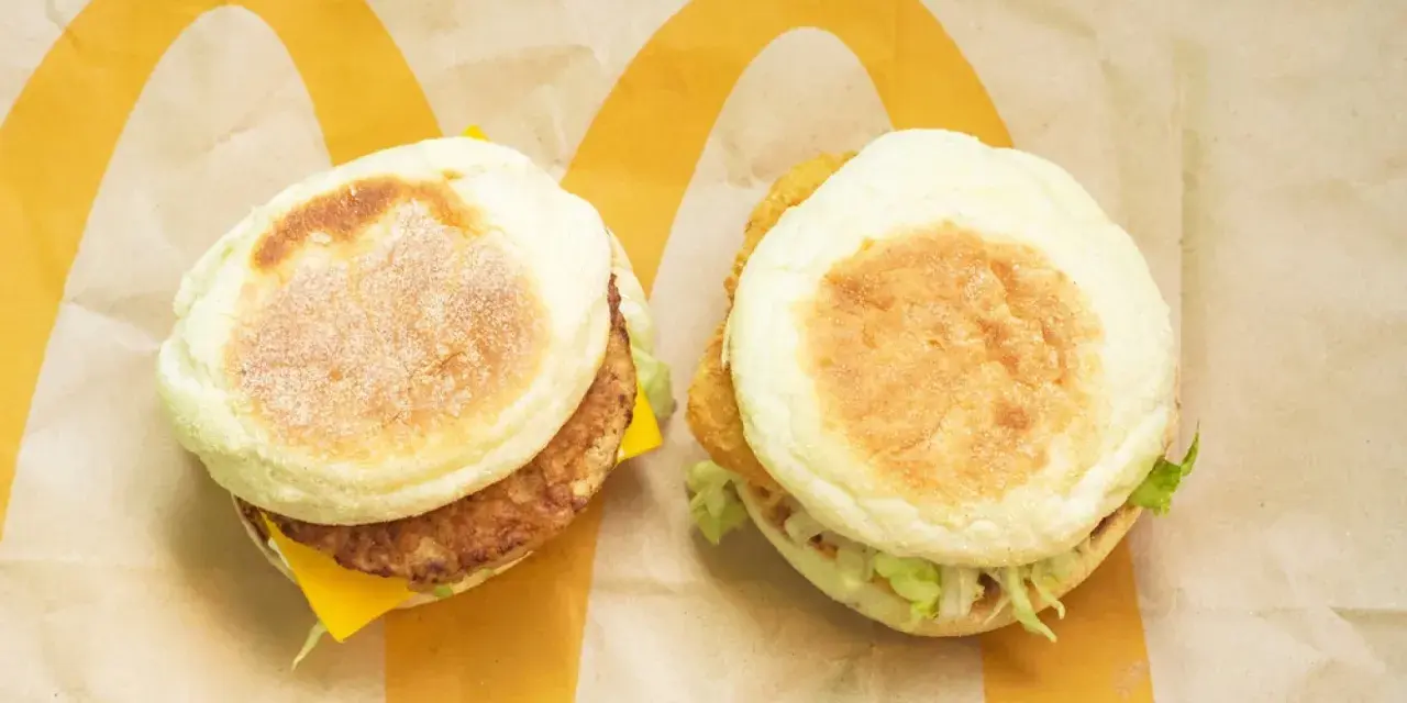 Dwa muffiny z wieprzowiną i serem, jeden z chrupiącym kotletem, drugi z panierowanym. Pyszna kajzerka wieprzowa deluxe kcal.