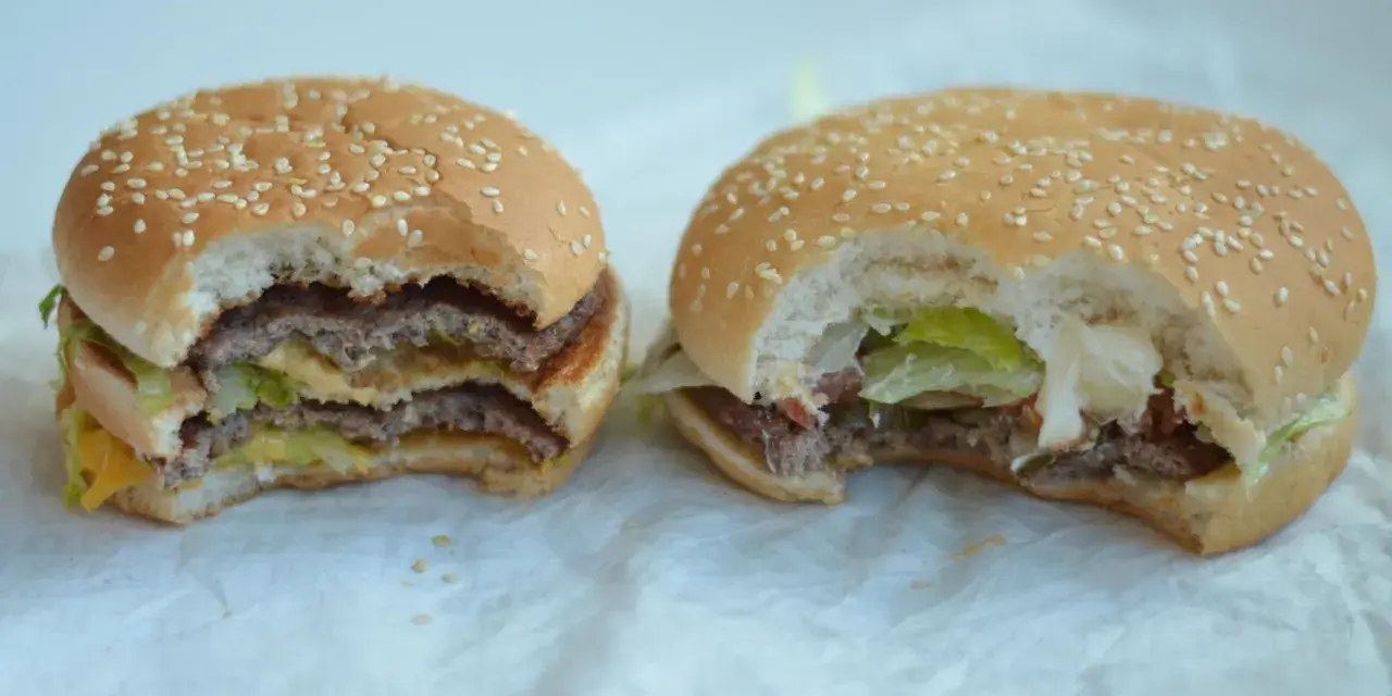 Burger King czy McDonald's – który fast food naprawdę wygrywa?