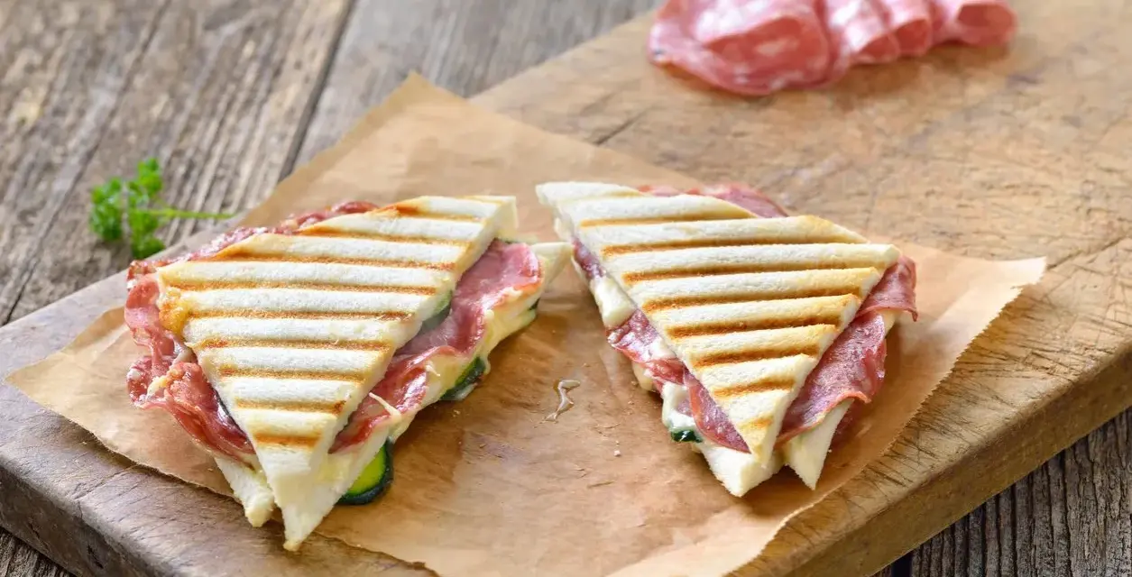 Dwa pyszne, grillowane panini z salami i serem, idealne na szybki lunch. Co to panini? To właśnie takie cuda!