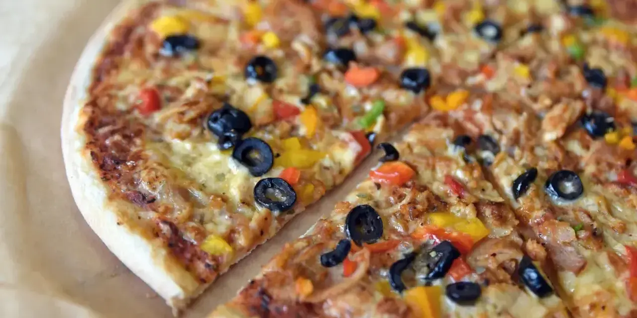 Pyszna pizza z oliwkami, papryką i serem. To jest właśnie to, co to jest pizza – idealna na każdą okazję!