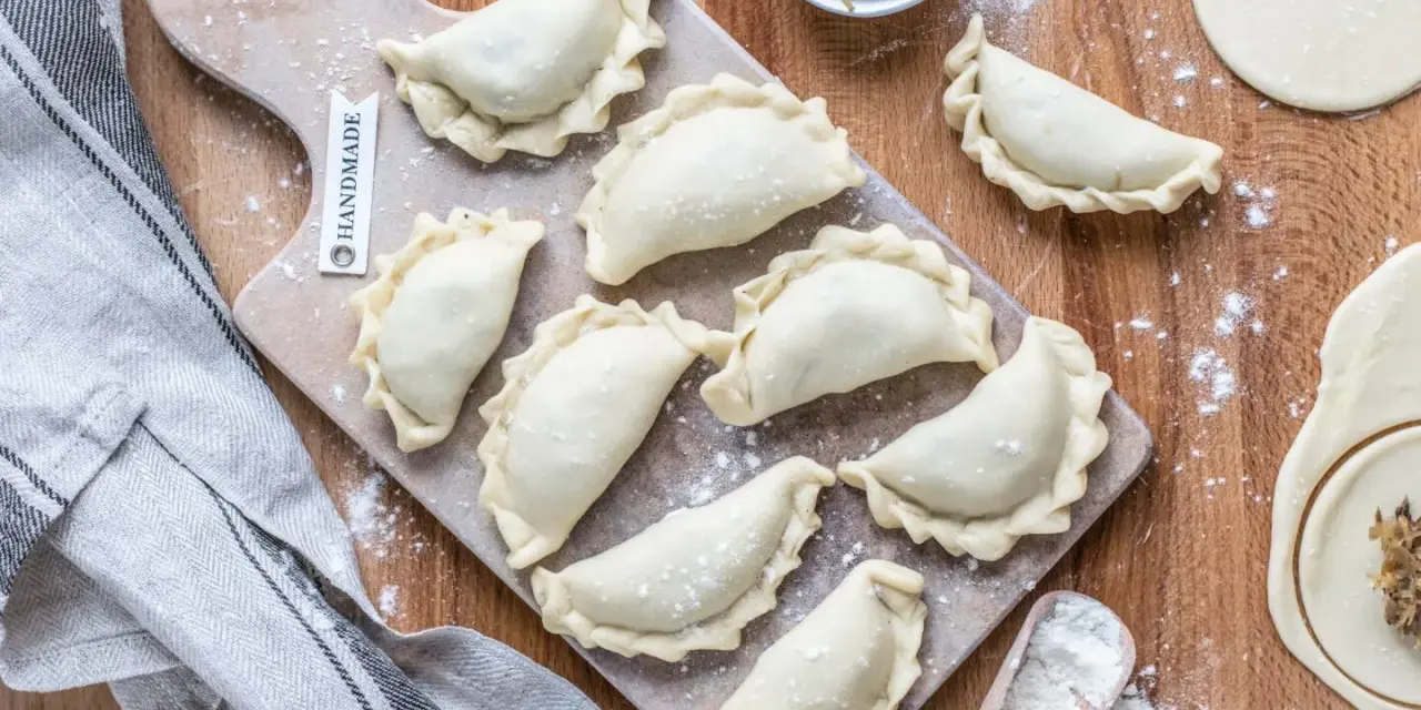 Surowe pielmieni i chinkali czekają na gotowanie. Ręcznie robione pierożki z ciasta i farszu.