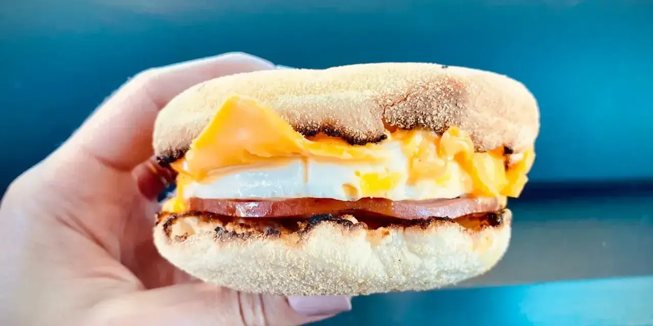 Mcmuffin farmerski z jajkiem, serem i szynką. Idealny na szybkie śniadanie, choć warto sprawdzić jego kcal.