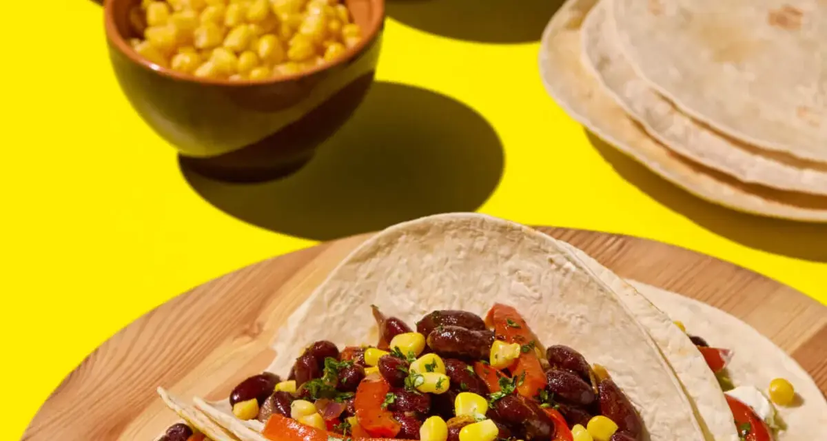 Fajitas co to? Pyszne tortille z fasolą, kukurydzą i papryką, gotowe do jedzenia.