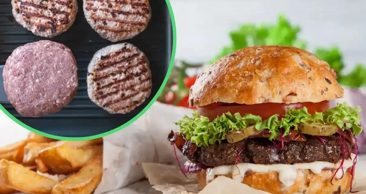 Pyszne hamburgery z Biedronki, soczyste mięso na grillu i chrupiące frytki. Idealny posiłek na szybki obiad.