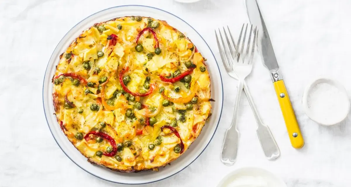 Frittata co to? Złocista, puszysta zapiekanka z ziemniakami, groszkiem i papryką, podana z jogurtem.
