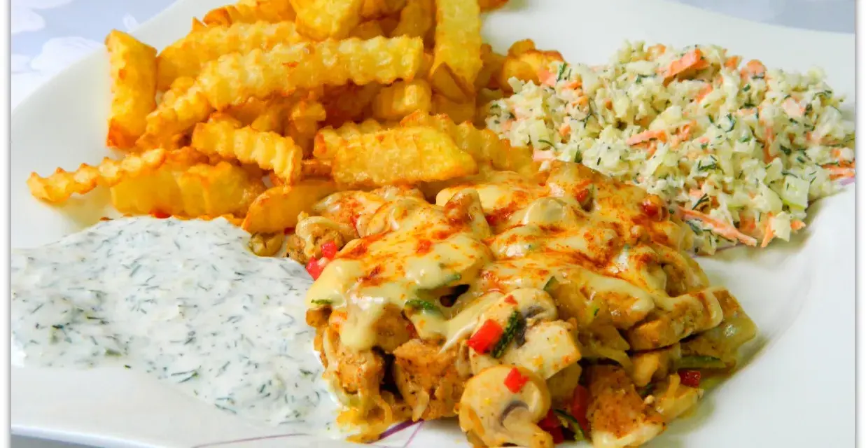 Pyszna shoarma drobiowa z serem, chrupiącymi frytkami, surówką i sosem.