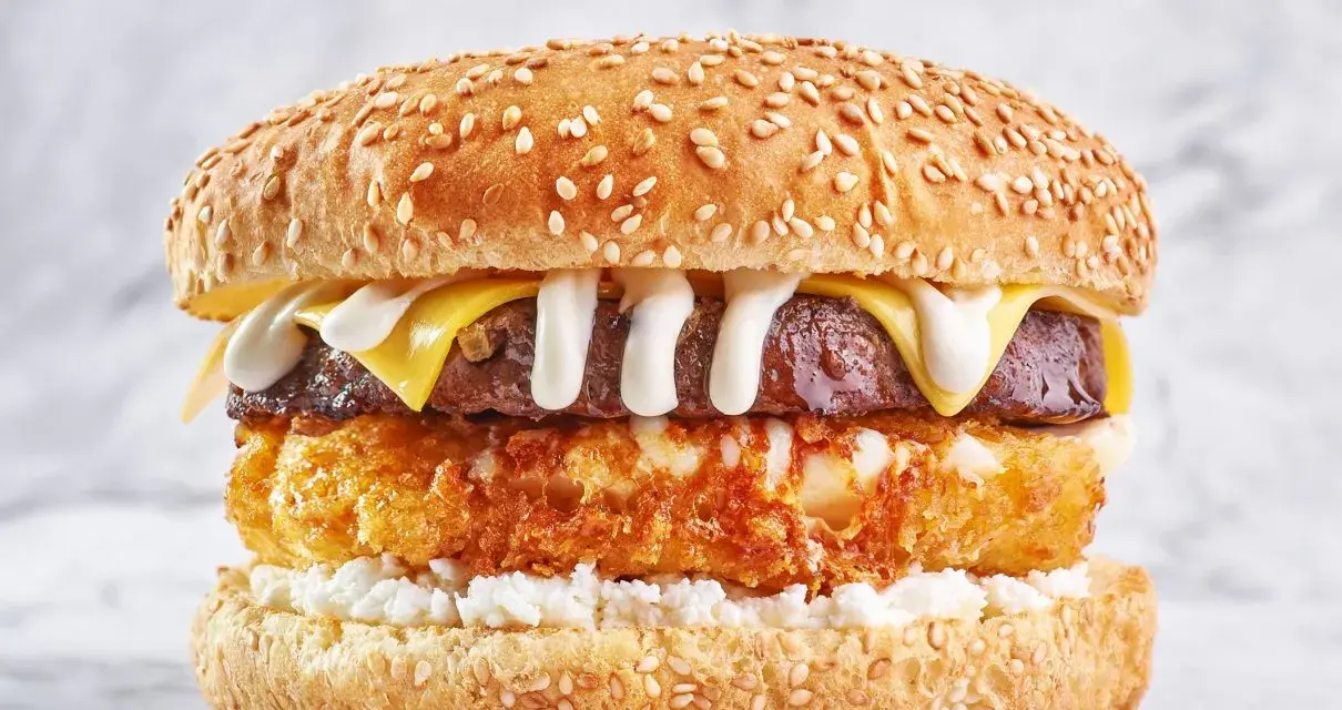 Pyszny burger z serem cheddar, chrupiącym kotletem i białym serem. Idealny, jaki ser do drwala!