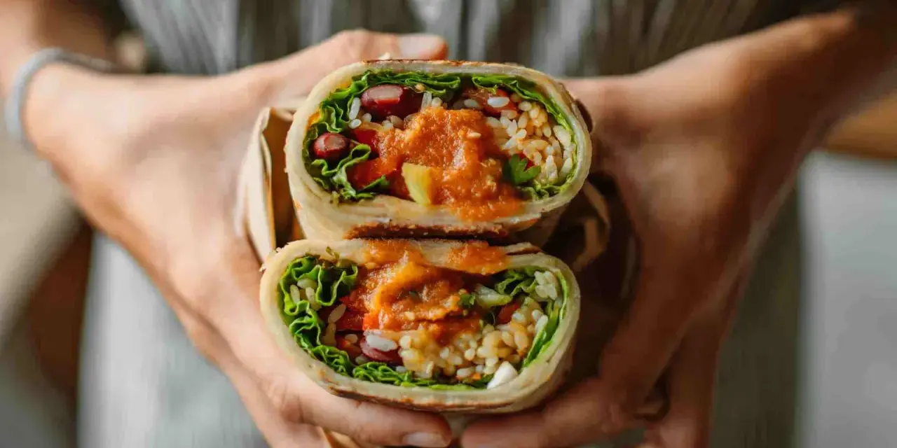 Pyszny wrap z durum tortilli, wypełniony ryżem, fasolą, warzywami i sosem.