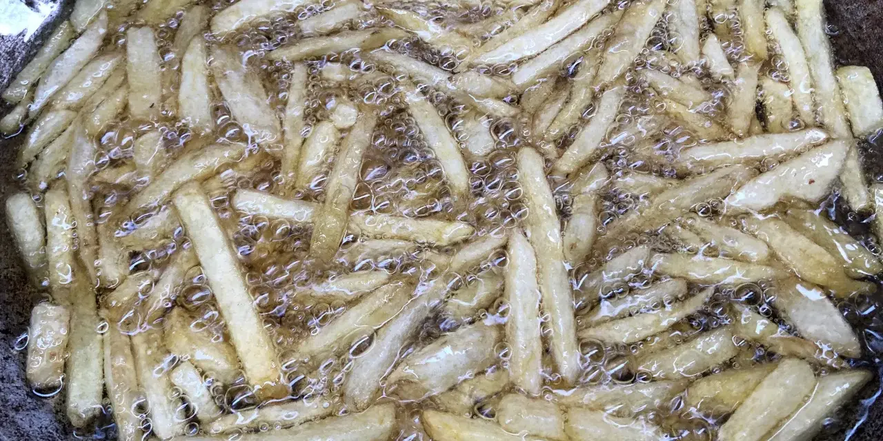 Czy mrożone frytki można smażyć na patelni? Oto skuteczne metody
