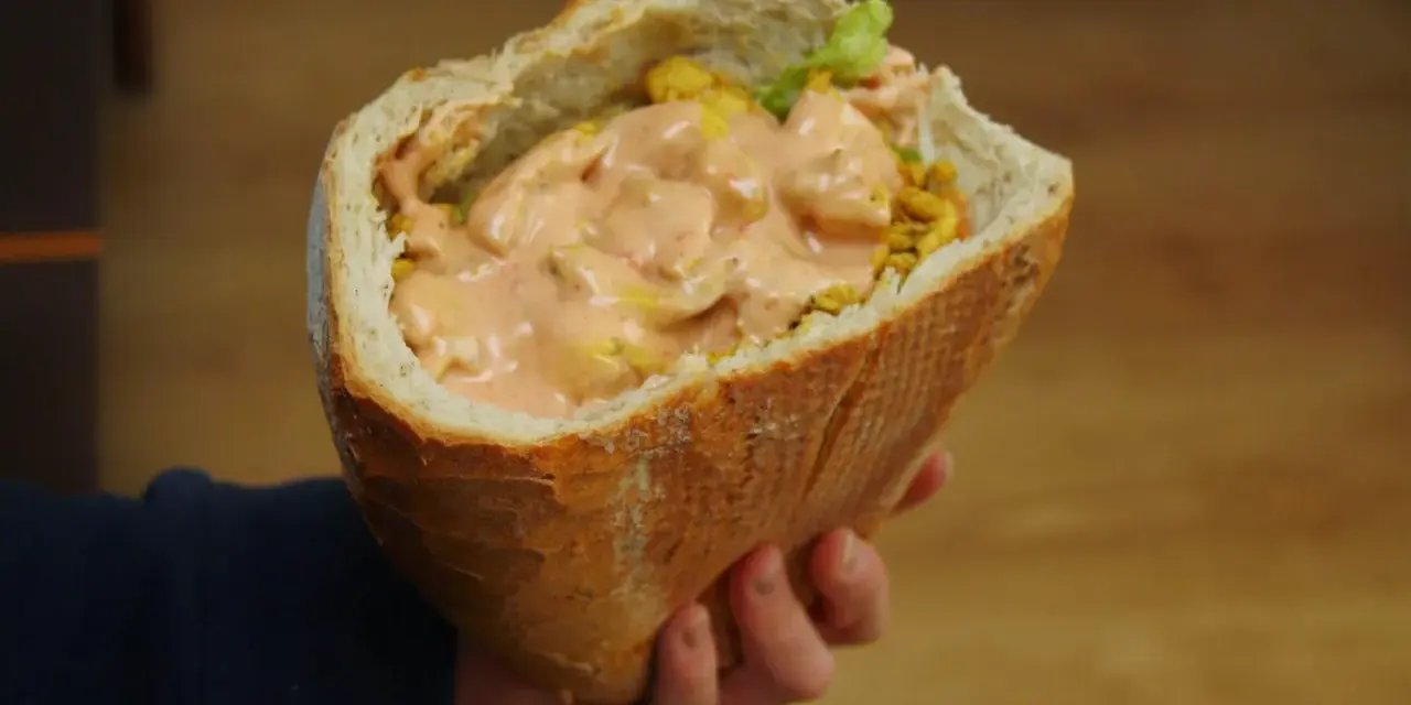 Pyszny kebab na grubym, wypełniony soczystym mięsem i kremowym sosem, czeka na Ciebie.