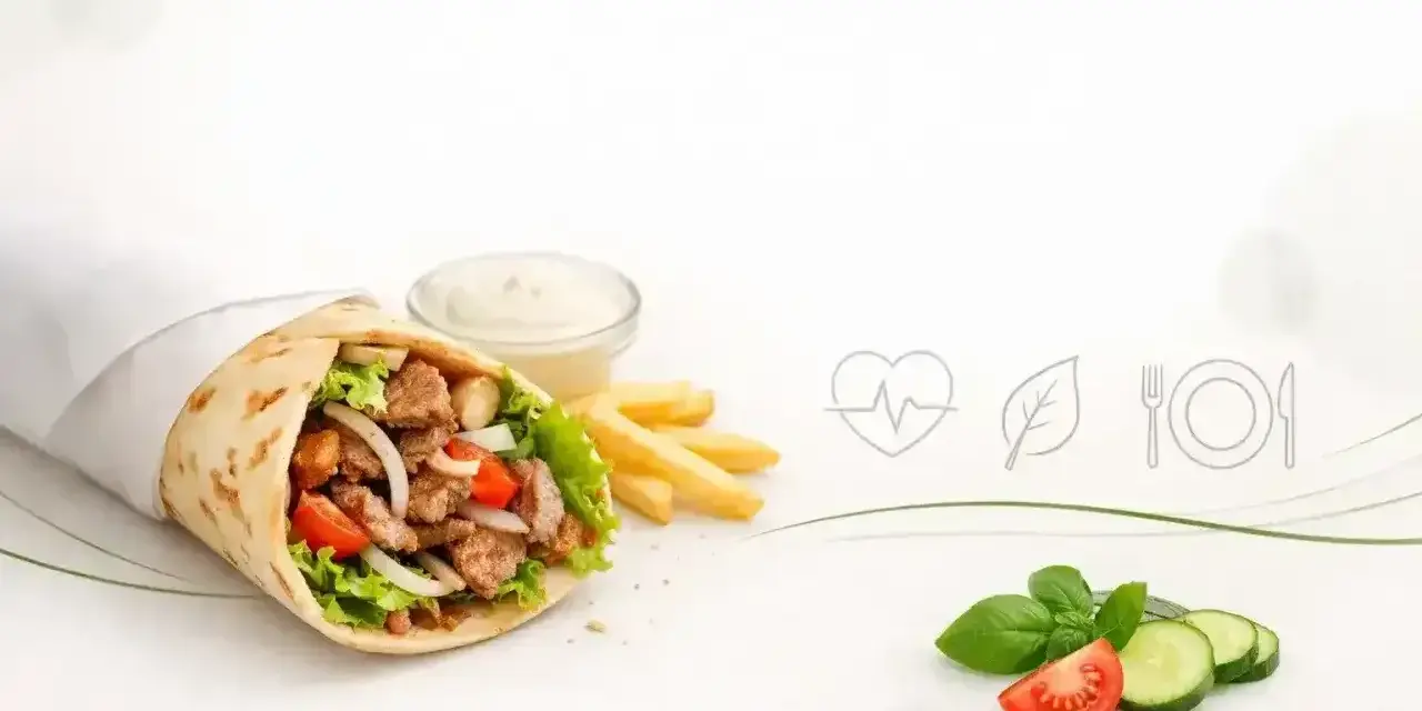 Kebab z warzywami i frytkami. Czy kebab jest zdrowy? Zależy od składników i sposobu przygotowania.