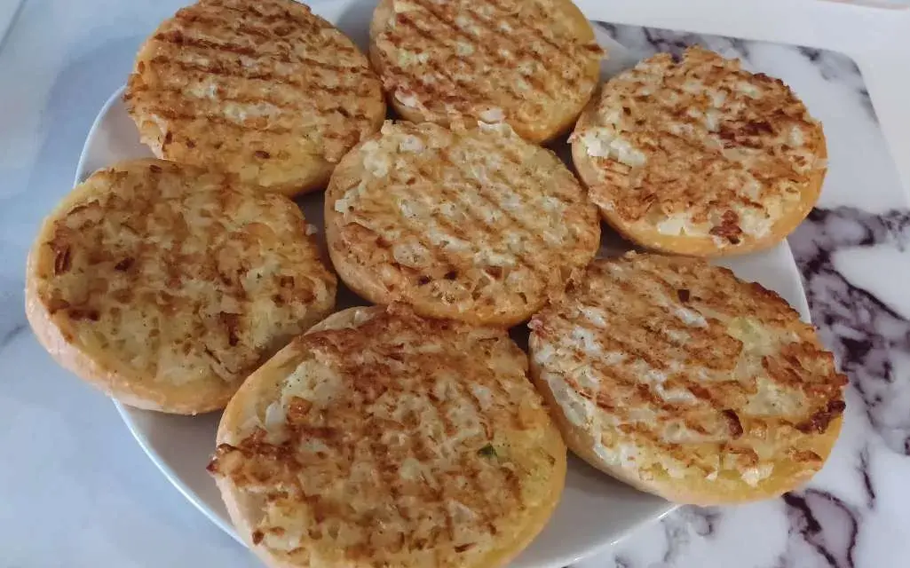 Jak podgrzać bułki do hamburgerów w piekarniku, aby były chrupiące