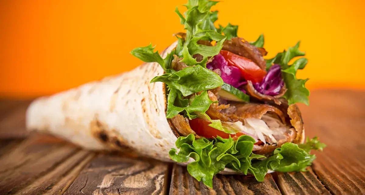 Z jakiego mięsa jest kebab? Odkryj różnorodność smaków i rodzajów