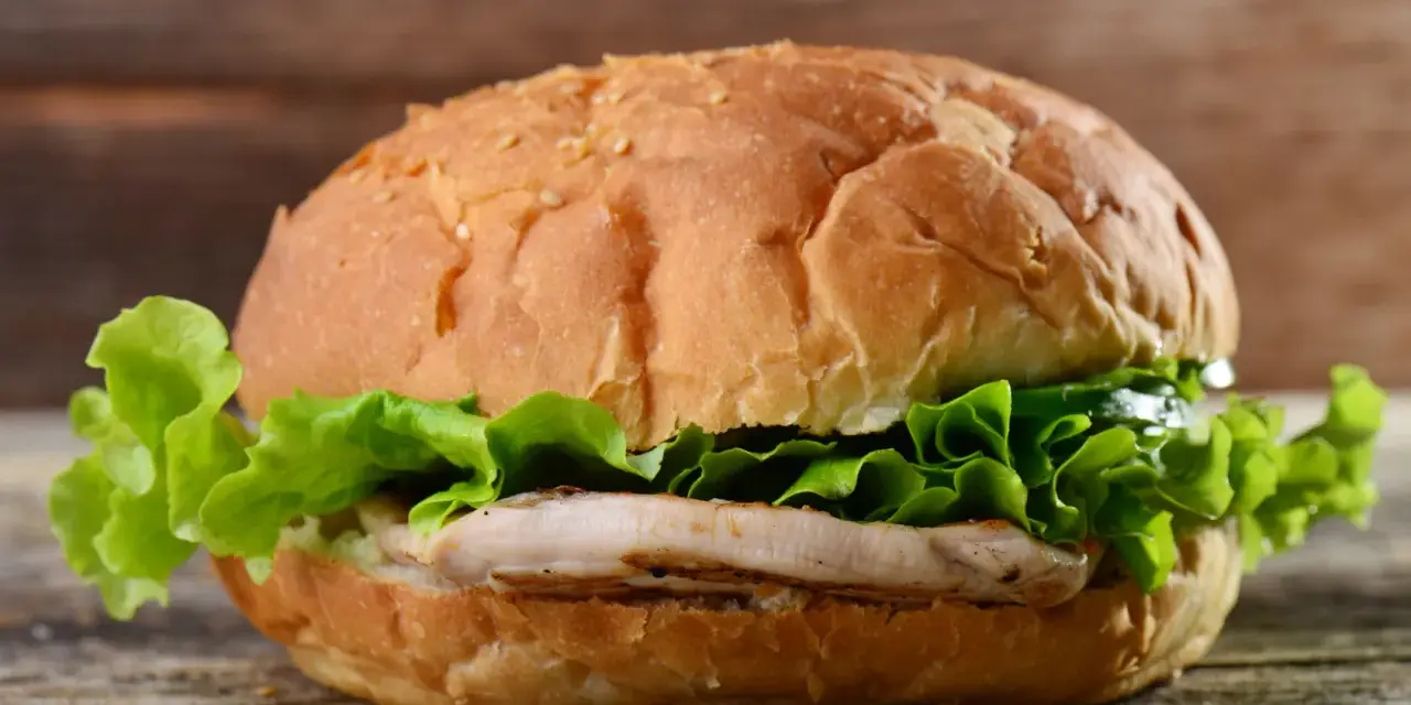 Pyszny chicken burger z chrupiącą sałatą. Idealny na szybki posiłek, z umiarem można cieszyć się jego smakiem i zawartością kcal.