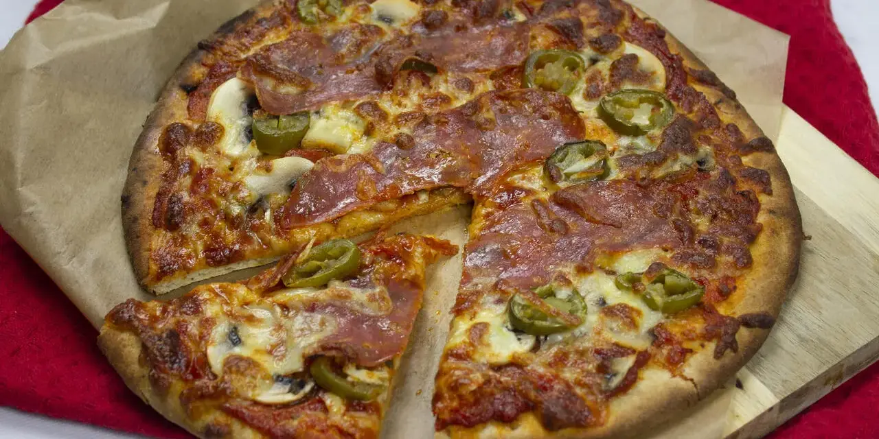 Pyszna pizza z salami, jalapeno i pieczarkami, idealna na wieczór filmowy. Ta **spinata** wygląda apetycznie!