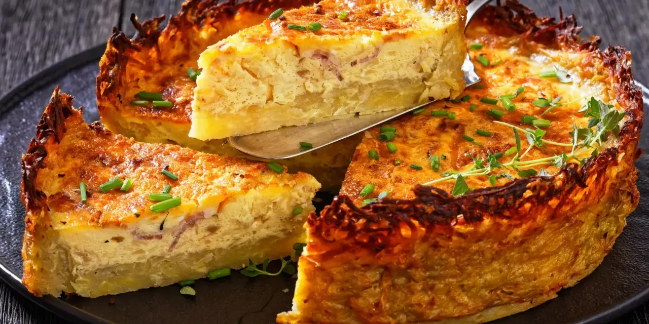 Quiche to pyszne danie z jajek, śmietany i dodatków, zapiekane w kruchym cieście. Ten wygląda apetycznie!