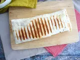 Złocisty, grillowany french tacos na desce. Idealny na szybki lunch.