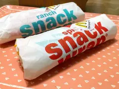 Dwa wrapy McDonald's na tacce. Jeden z napisem "spicy snack", drugi "ranch snack". Ciekawe, ile kcal ma wrap z mąki?