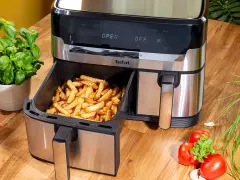 Frytki z frytkownicy beztłuszczowej Tefal, idealne do rankingu air fryer. Obok bazylia i pomidory.