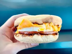 Mcmuffin farmerski z jajkiem, serem i szynką. Idealny na szybkie śniadanie, choć warto sprawdzić jego kcal.