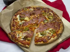 Pyszna pizza z salami, jalapeno i pieczarkami, idealna na wieczór filmowy. Ta **spinata** wygląda apetycznie!