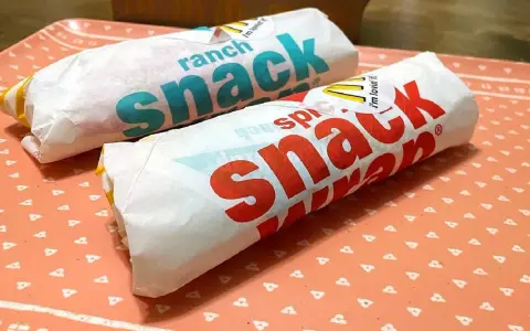 Dwa wrapy McDonald's na tacce. Jeden z napisem "spicy snack", drugi "ranch snack". Ciekawe, ile kcal ma wrap z mąki?